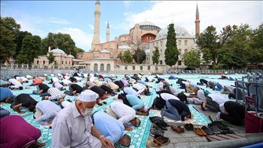Ayasofya-i Kebir Cami-i Şerifi'nde hafta sonu da ziyaretçi yoğunluğu sürüyor