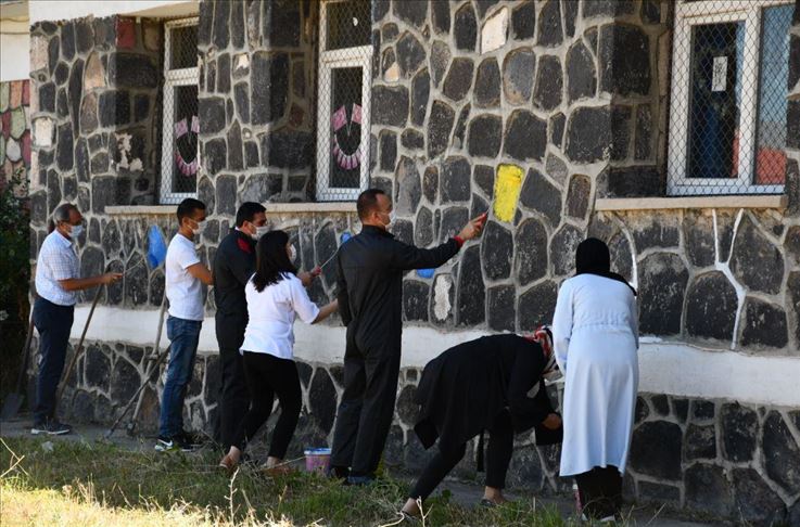معلّمون متطوعون يتفننون بدهان جدران المدارس في تركيا