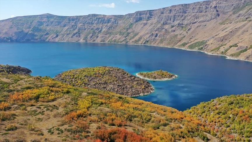 ره‌نگاوڕه‌نگی "به‌هه‌شتی سه‌ر رووی زه‌وی" له‌ پاییزدا