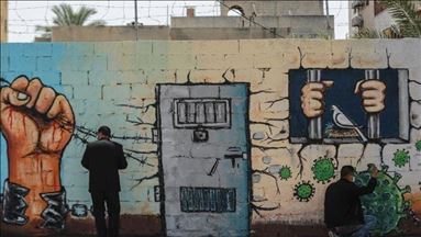 أسرى فلسطينيون بسجون إسرائيل يهددون بالإضراب عن الطعام