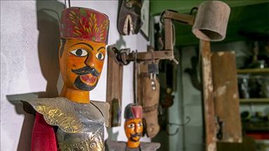 Tunuslu kardeşler Osmanlı Yeniçerilerinin tasvir edildiği ahşap kukla geleneğini yaşatıyor 