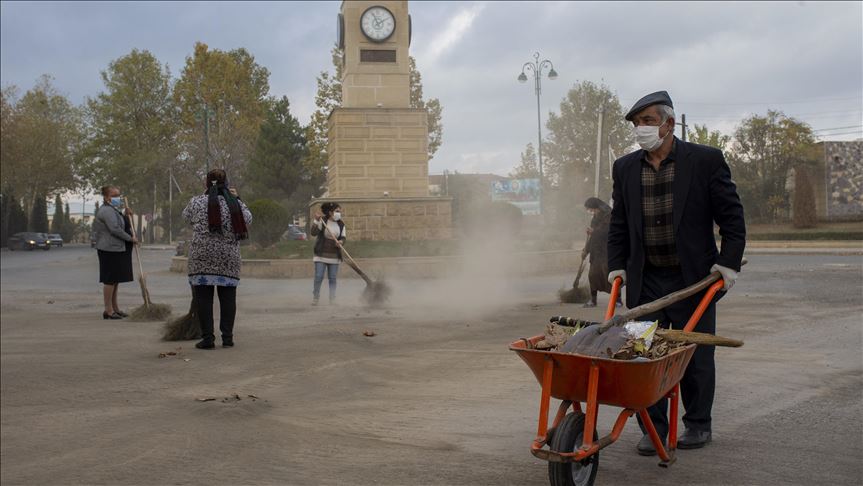 Жители азербайджанского Тертера стирают следы войны 
