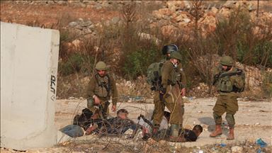 الجيش الإسرائيلي يعتقل 10 شبان فلسطينيين وسط الضفة