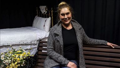 Evinin garajını tiyatroya çeviren Miraç Eronat öğrencileriyle oyun sahnelemeye hazırlanıyor