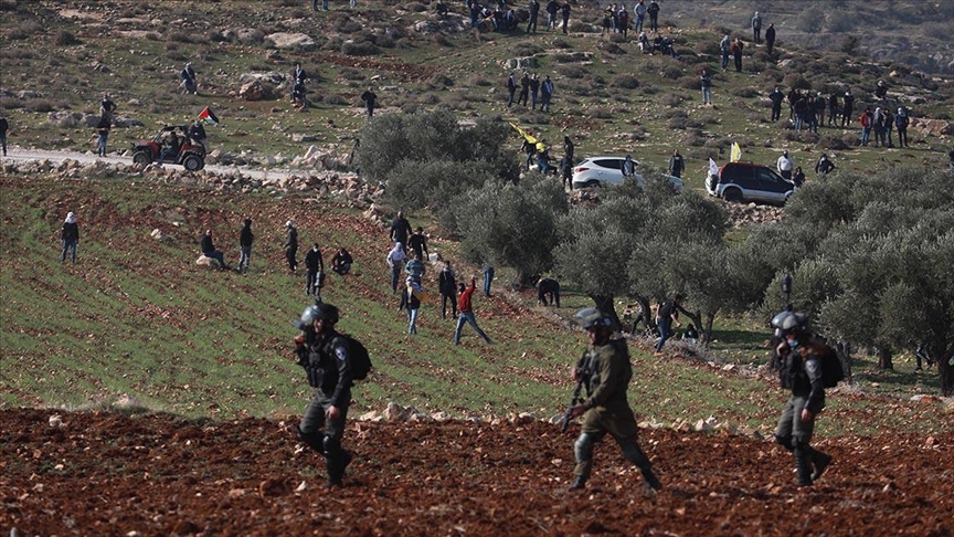 مستوطنون يعتدون على مزارعين ورعاة أغنام فلسطينيين بالضفة