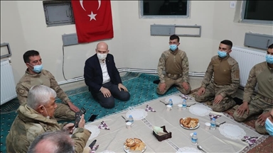 وزیر کشور ترکیه سال نو را با سربازان در پایگاهی کوهستانی در وان جشن گرفت