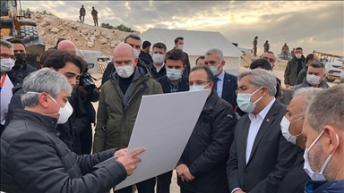 وزير الداخلية التركي يتفقد مشروع بناء منازل لنازحين بإدلب