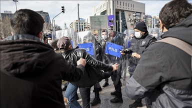 Ankara'da Boğaziçi Üniversitesindeki protestolara destek amaçlı izinsiz gösteride bir polisin kolu kırıldı