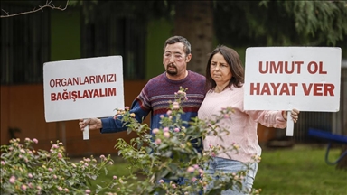 Biri yüz ve diğeri böbrek nakli olan çiftin hastane bahçesinde başlayan aşkları ilk günkü gibi sürüyor