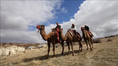 Yabancı turistler Kapadokya'yı deve sırtında keşfediyor