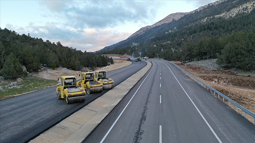 Karayolları Genel Müdürlüğü bu yıl 59 kilometre otoyol, 361 kilometre  bölünmüş yol yapacak