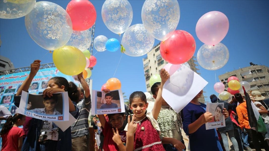 بالونات تحمل صورا للأطفال الشهداء في سماء غزة