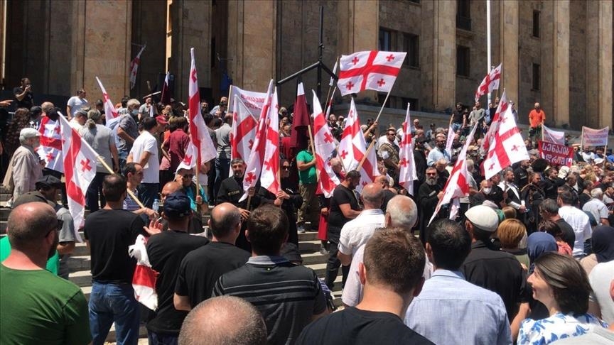 В Тбилиси противники ЛГБТ сожгли флаг Евросоюза 