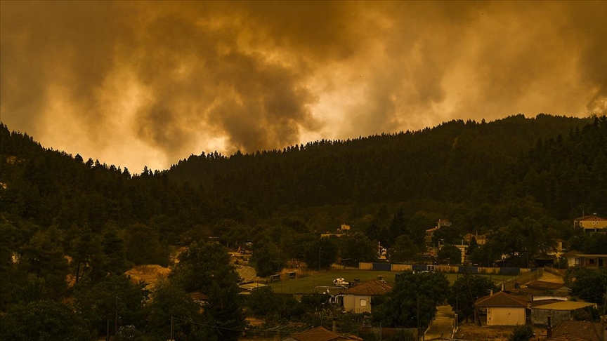 Yunanistan’da orman yangınlarıyla mücadele sürüyor