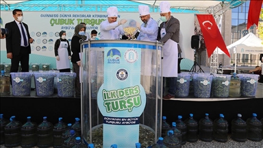 Çubuk'ta üniversite öğrencileri 1,5 tonluk kavanoza turşu kurdu