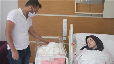 Kovid-19 tedavileri sırasında bebekleri dünyaya gelen çift aşıyı ertelemenin pişmanlığını yaşıyor