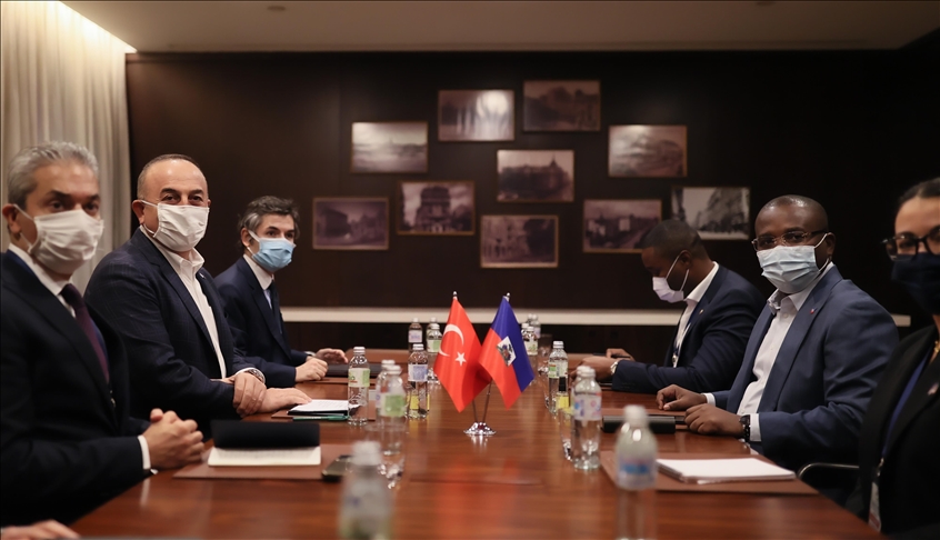 تشاووش أوغلو يلتقي نظيره الهايتي في بلغراد