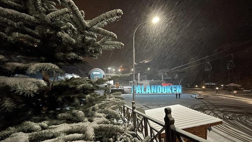 Популярный горнолыжный центр Паландёкен в Турции накрыло снегом