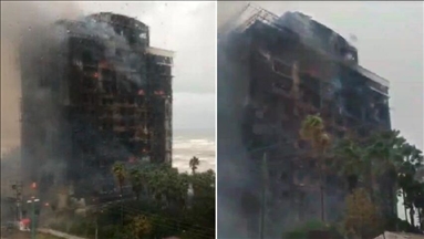 یک ساختمان 17 طبقه‌ای در شهر چالوس ایران به طور کامل سوخت