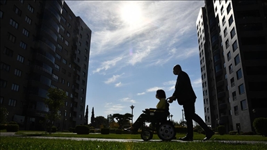Engelli öğretmeni 5 yıldır eşi tekerlekli sandalyeyle okula götürüyor