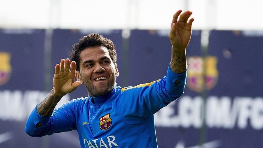 Dani Alves to wear number 8 at Barcelona