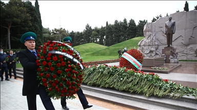 Память Гейдара Алиева почтена у его могилы в Баку