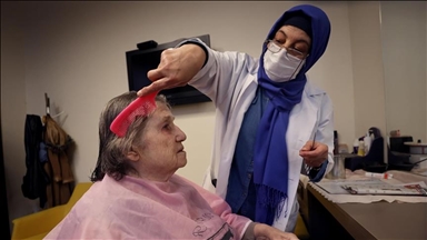 منذ 15 عامًا.. تركية تكرس حياتها لخدمة المسنات بإسطنبول