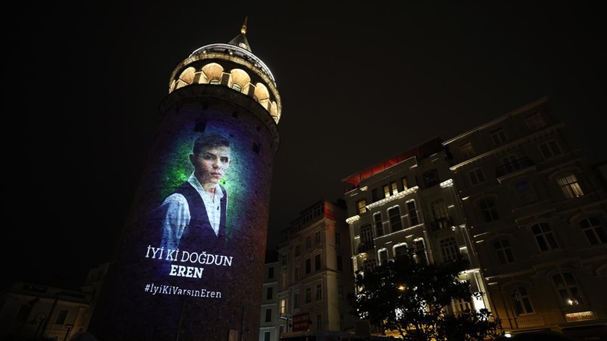 Eren Bülbül görselleri Galata Kulesi'ne yansıtıldı