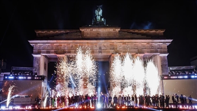 Avrupa yeni yıla Kovid-19 kısıtlamaları nedeniyle "sessiz kutlamalarla" girdi