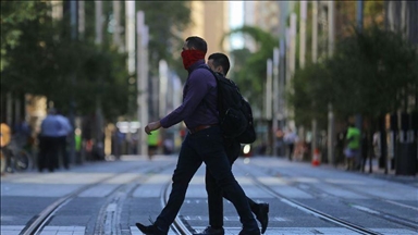 أسترالي يضرم النار بنفسه لعدم حيازته شهادة كورونا