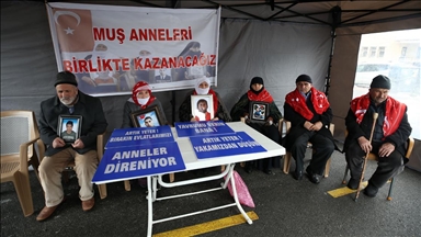 Muş'ta çocukları PKK'lı teröristlerce kaçırılan aileler HDP önündeki eylemini sürdürdü