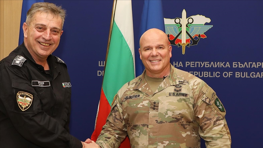 قائد قيادة الحلفاء البرية في "ناتو يزور بلغاريا