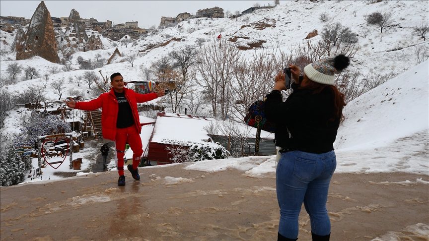 Туристы совершают прогулки по заснеженным районам Каппадокии