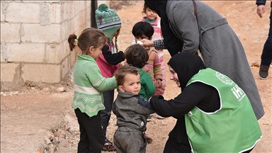 'Dünyayı iyilik ısıtacak' diyerek İdlib'de savaş mağdurlarının yüreğini ısıttılar