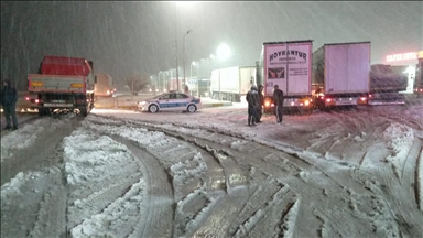 Kar ve tipi ulaşımda aksamalara neden oluyor