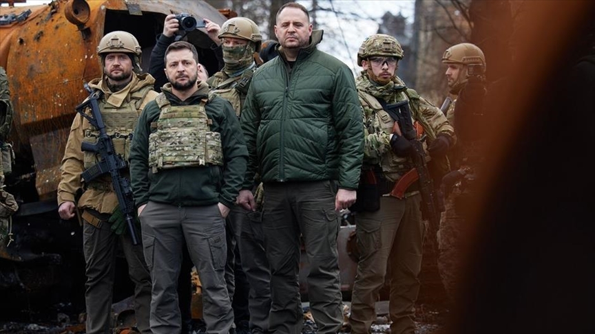 Зеленский посетил Бучу, где обнаружили захоронения мирных жителей