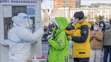 Çin'de son 24 saatte 1405, Hong Kong'da 3 bin 138 Kovid-19 vakası tespit edildi