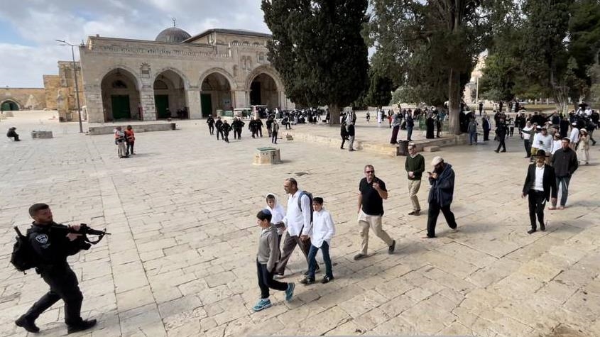 في "الأقصى"..صلاة "ضُحى" استمرت ساعات وغيّرت مسار الاقتحامات 