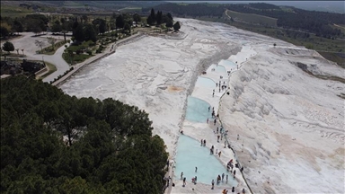 Mbi 240 mijë turistë vizituan Pamukkale-n në 4 muajt e parë të vitit