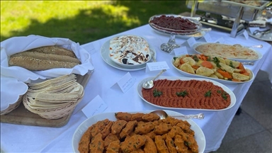 تركيا تعرف بمائدة فطورها في بولندا