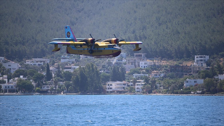Bodrum'da yangın söndürme uçakları test uçuşu yaptı