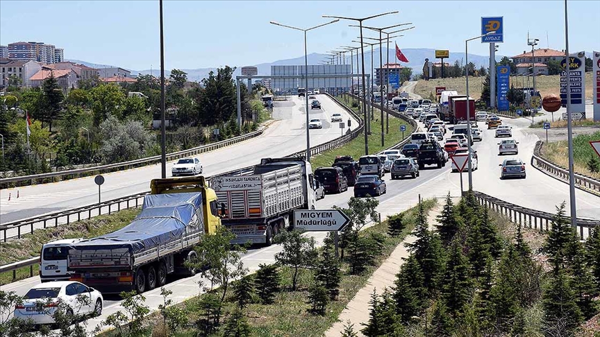 'Kilit kavşak' Kırıkkale'de bayram öncesi trafik yoğunluğu başladı