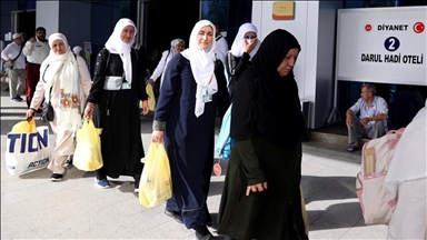 زائران خانه خدا راهی عرفات شدند