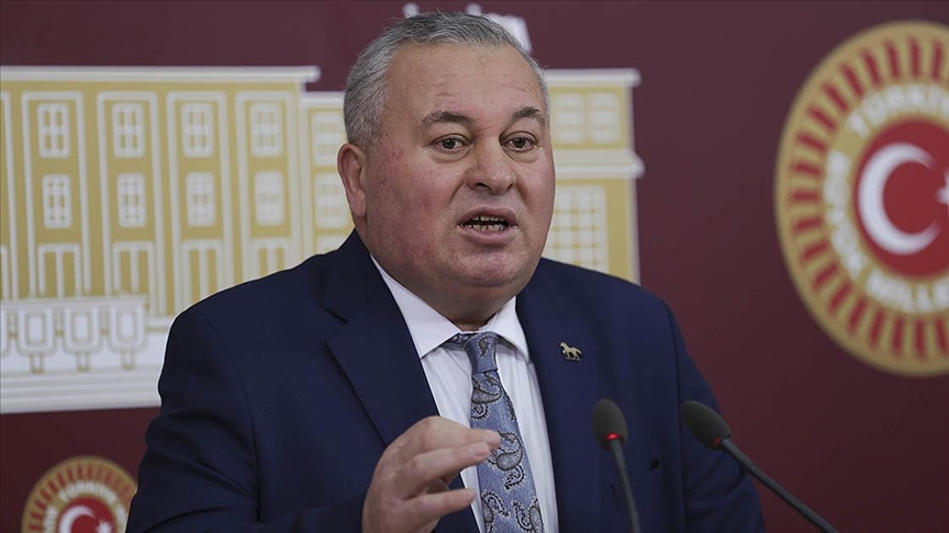 CHP Genel Başkanı Kemal Kılıçdaroğlu'nun parti içi operasyonları kapsamında görevden alınması veya ihraç istemiyle disipline sevk edilmesi beklenen milletvekilleri ve il başkanlarına ilişkin haber görseli.