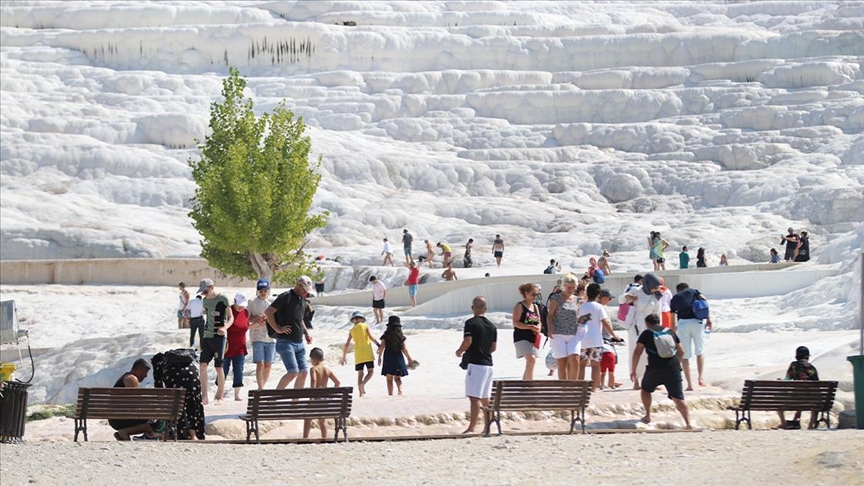 باموق قلعة التركية.. ملاذ الهاربين من حر الصيف (تقرير)