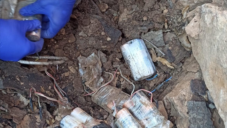 Tunceli'de teröristlerce kullanılan 2 sığınak imha edildi