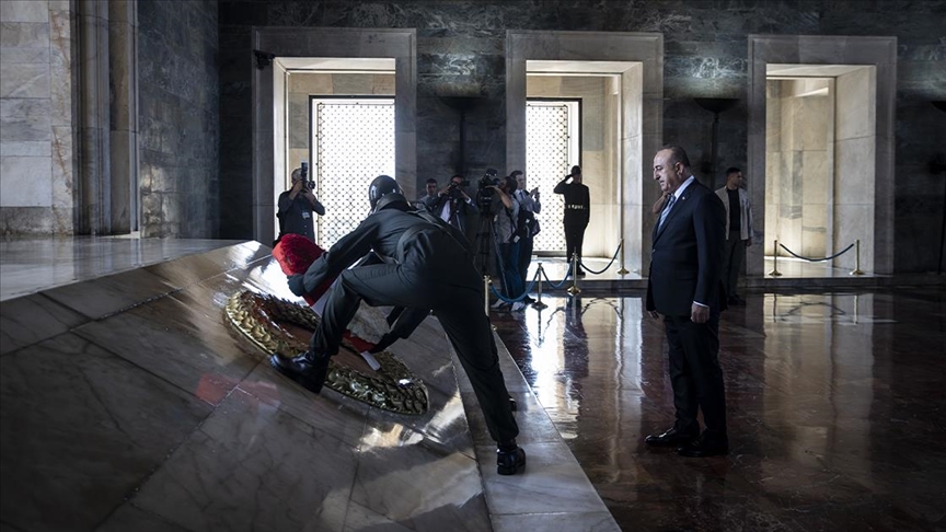 تشاووش أوغلو يزور ضريح أتاتورك برفقة سفراء أتراك