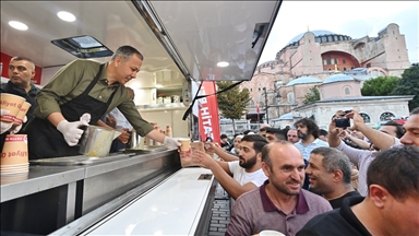 İstanbul Valisi Yerlikaya, Ayasofya'da Roman vatandaşlarla bir araya geldi 