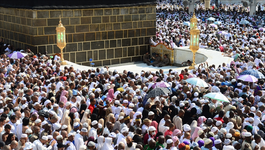 خطيب المسجد الحرام يحذر من المساس بقيم الإسلام عبر الإعلام 