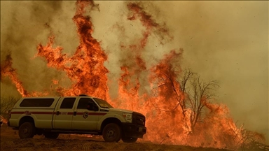 Zjarret pyjore në Kaliforni kërcënojnë vendbanimet 